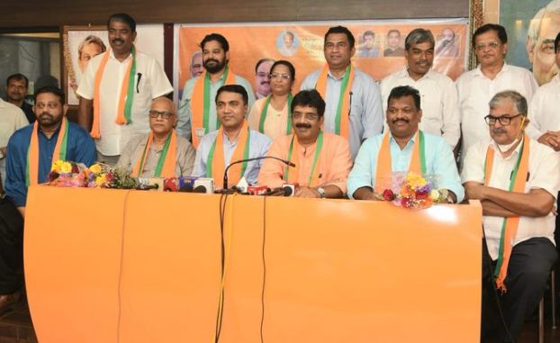 गोवा : मुख्यमंत्री प्रमोद सावंत ने पूर्व सीएम दिगंबर कामत सहित 8 कांग्रेस विधायकों का भाजपा में किया स्वागत
