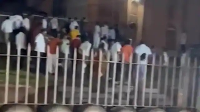 कर्नाटक में नया बवाल, दशहरे पर मस्जिद में घुसी भीड़, पूजा करने का आरोप