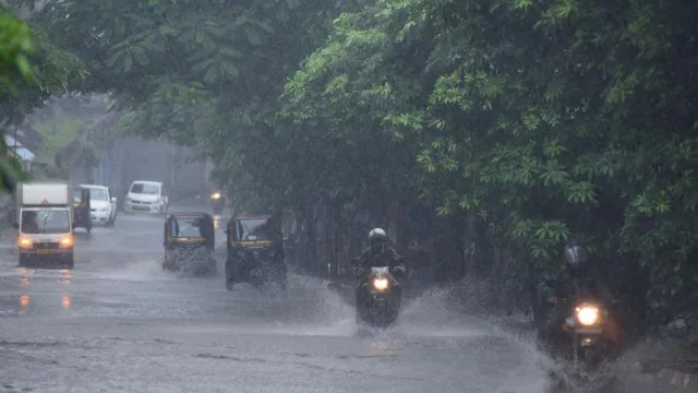 दिल्ली, NCR में आज भी आफत की बारिश, इन राज्यों में स्कूलों की छुट्टी, अलर्ट भी जारी