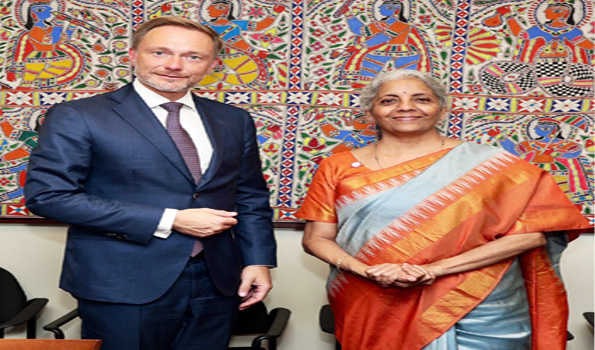 वित्त मंत्री निर्मला सीतारमण ने की कई देशों के वित्त मंत्रियों से मुलाकात