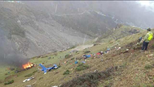 उत्तराखंड : केदारनाथ के गरुड़चट्टी में यात्रियों को ले जा रहा हेलिकॉप्टर क्रैश, छह लोगों की मौत