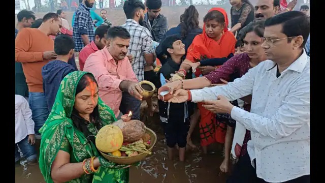 Chhath Puja 2022 : छठ पर्व का समापन, उदयगामी सूर्य को भक्तों ने दिया अर्घ्य, देखें तस्वीरें