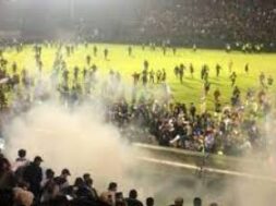 इंडोनेशिया में फुटबाल मैच के बाद हिंसा