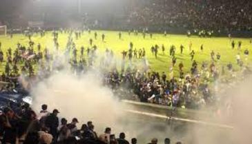 इंडोनेशिया में फुटबॉल मैच के बाद स्टेडियम में भड़की हिंसा, 127 मरे, 100 से अधिक घायल