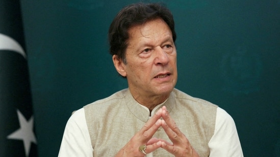 पाकिस्तान : चुनाव आयोग ने पूर्व पीएम इमरान खान को अयोग्य करार दिया, नेशनल असेंबली की सदस्यता रद