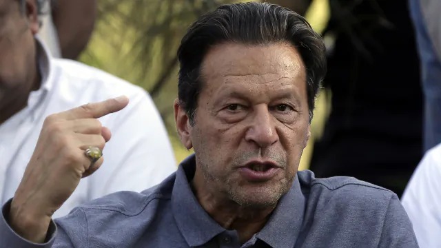 पाकिस्तान : इमरान खान की मुश्किलें बढ़ती  जा रहीं, पहले अयोग्य करार दिए गए, अब ‘हत्या की कोशिश’ का मामला दर्ज