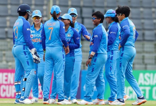 महिला एशिया कप क्रिकेट : थाईलैंड को 74 रनों से पस्त कर भारत फाइनल में