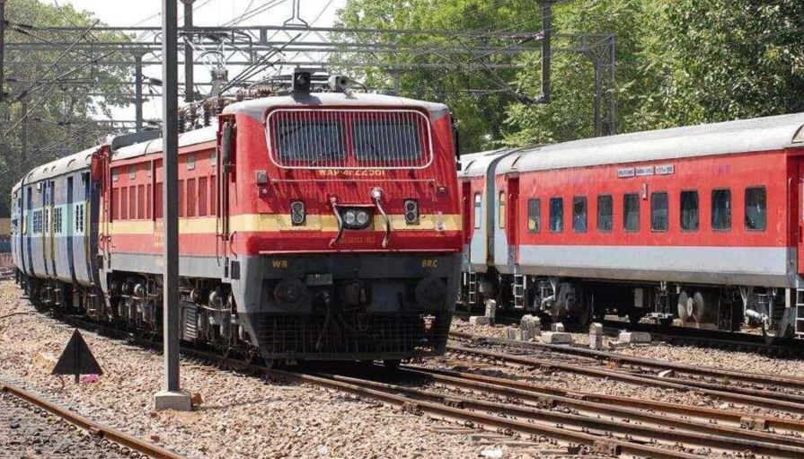 रेल यात्रियों को झटका : 130 मेल एक्सप्रेस ट्रेनों के किराए में बढ़ोतरी का फैसला
