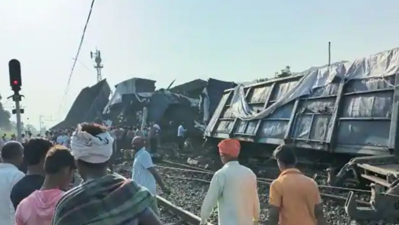 बिहार : कोयले से लदी मालगाड़ी ब्रेक फेल होने के बाद दुर्घटनाग्रस्त, एक-दूसरे पर चढ़े 55 डिब्बे, परिचालन ठप