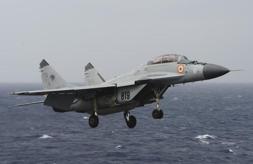गोवा में भारतीय नौसेना का मिग-29K लड़ाकू विमान दुर्घटनाग्रस्त, बाल-बाल बचा पायलट
