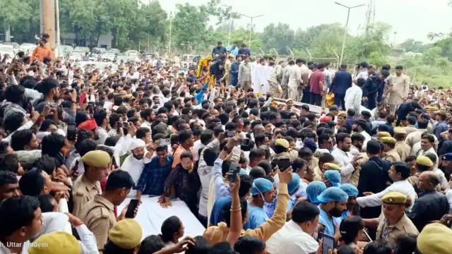मुलायम सिंह की अंतिम विदाई पर सैफई में उमड़ा जनसैलाब, संभाले नहीं थम रही भीड़, कई बेहोश