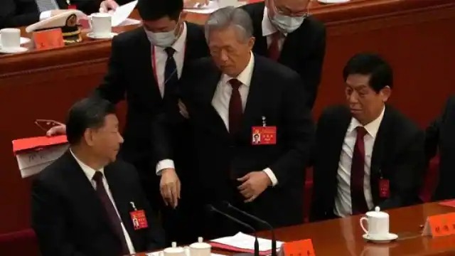 चीन में शी जिनपिंग की तीसरी ताजपोशी से पहले बवाल, पूर्व राष्ट्रपति को जबरन निकाला