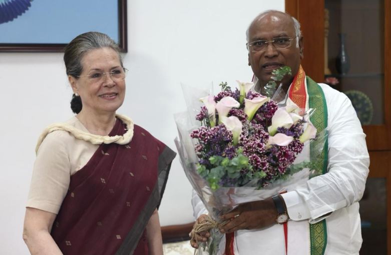 मल्लिकार्जुन खड़गे 26 अक्टूबर को कांग्रेस अध्यक्ष पद संभालेंगे, सोनिया गांधी और प्रियंका ने दी बधाई
