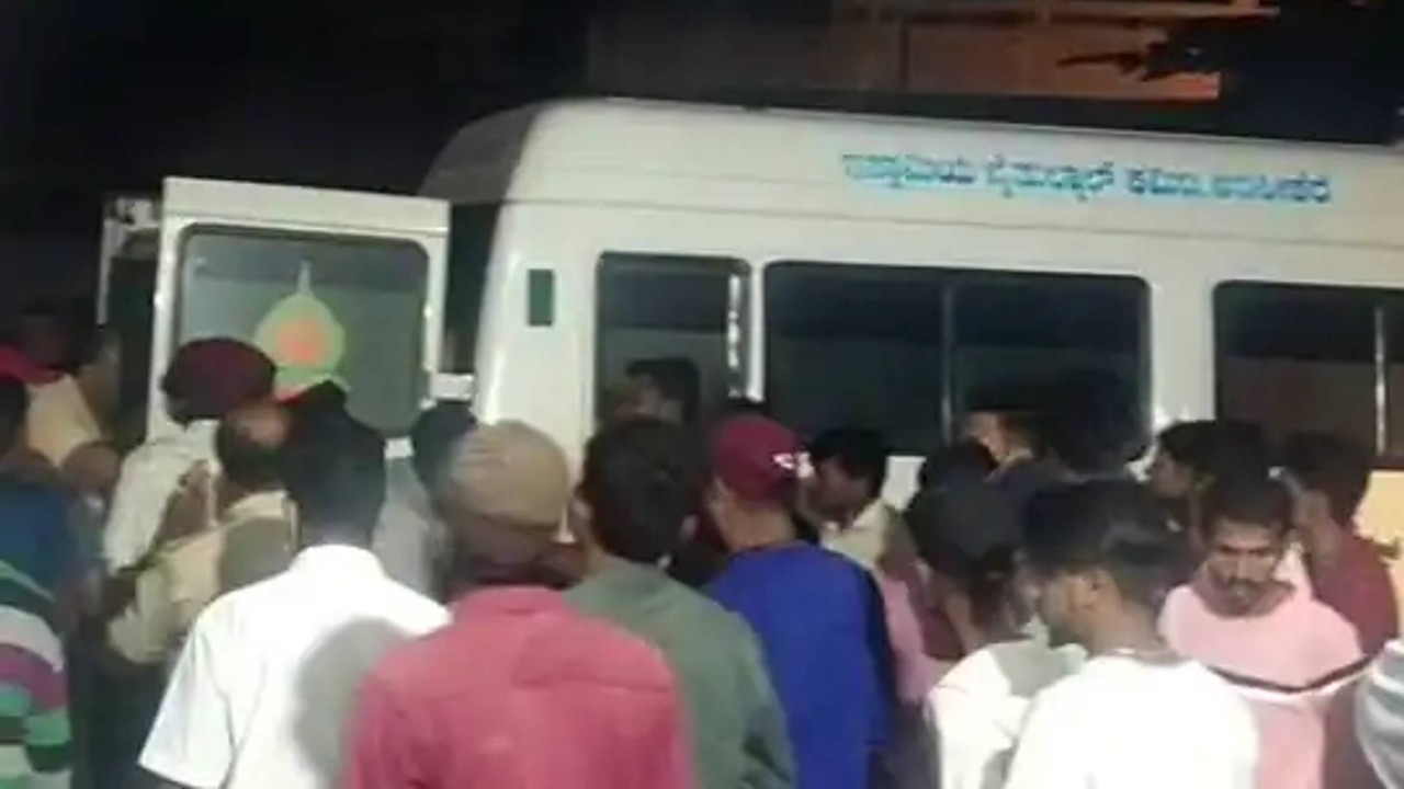 कर्नाटक : हासन में आमने-सामने भिड़े दो वाहन, 4 बच्चों समेत 9 की मौत