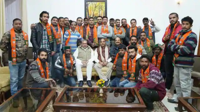 हिमाचल चुनाव से पहले कांग्रेस को बड़ा झटका, 26 नेता हाथ का साथ छोड़ भाजपा में शामिल
