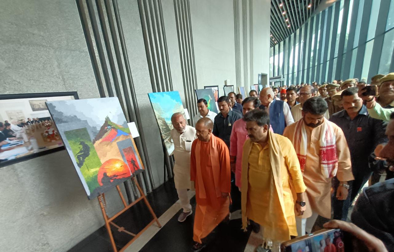 प्रधानमंत्री मोदी के व्यक्तित्व पर आधारित चित्र प्रदर्शनी का मुख्यमंत्री योगी आदित्यनाथ ने किया उदघाट्न