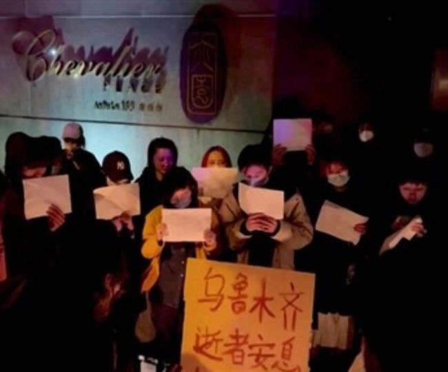 चीन में कोरोना नियमों के खिलाफ लगे ‘शी चिनफिंग गद्दी छोड़ो’ के नारे, सफेद कागज लेकर प्रदर्शन