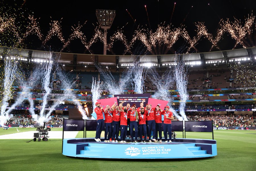 इंग्लैंड दूसरी बार टी20 विश्व कप चैंपियन, पाकिस्तान के खिलाफ खिताबी जीत के सूत्रधार बने सैम करन व बेन स्टोक्स
