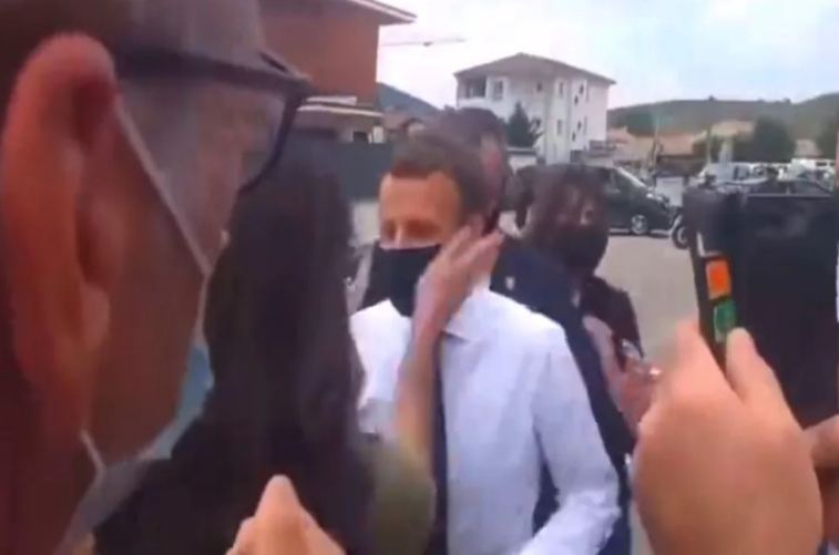 फ्रांस : राष्ट्रपति इमैनुएल मैक्रों को बीच सड़क पर महिला ने जड़ा झन्नाटेदार तमाचा, वीडियो वायरल