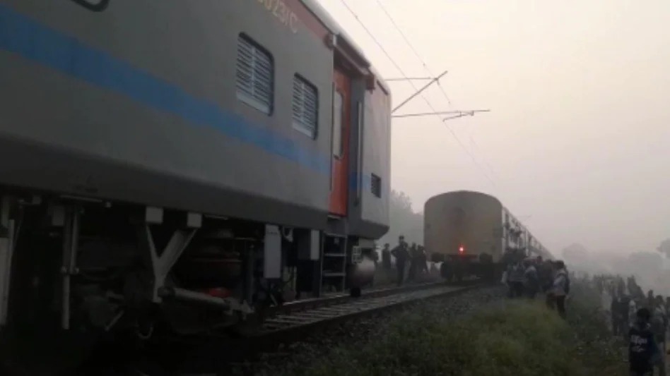 प्रयागराज में चलती ट्रेन दो टुकड़ों में बंटी, बाल-बाल बचे गंगा गोमती एक्सप्रेस के यात्री