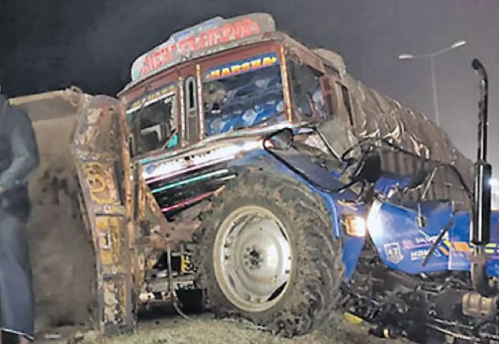 तेलंगाना : सूर्यापेट में ट्रक और ट्रैक्टर-ट्रॉली की टक्कर में 5 मरे, 10 घायल