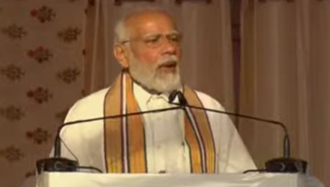 दक्षिण भारतीय लुक में दिखे पीएम मोदी, वाराणसी में काशी-तमिल संगमम् का किया उद्घाटन