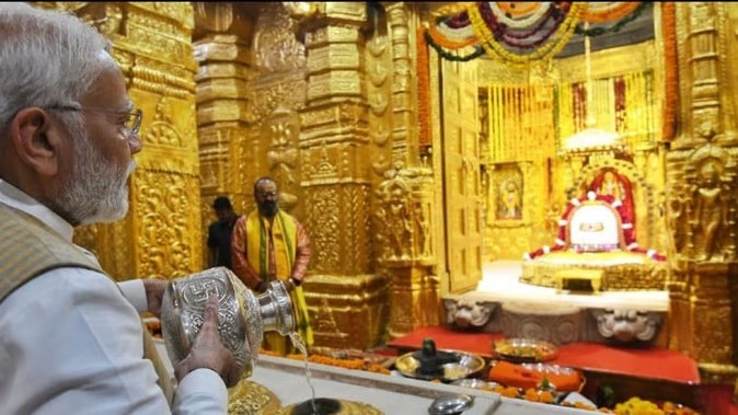 गुजरात चुनाव : पीएम मोदी ने की सोमनाथ मंदिर में पूजा, आज सौराष्ट्र में करेंगे चार जनसभाएं