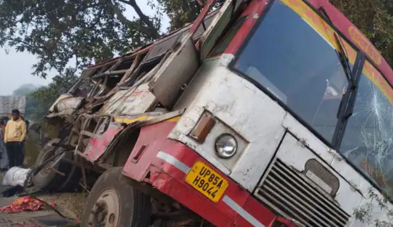 यूपी : बहराइच में रोडवेज बस की ट्रक से टक्कर, 6 लोगों की मौत, 15 घायल