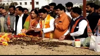 मैनपुरी उपचुनाव : भाजपा प्रत्याशी रघुराज शाक्य ने किया नामांकन, मुलायम की समाधि स्थल पर किया नमन