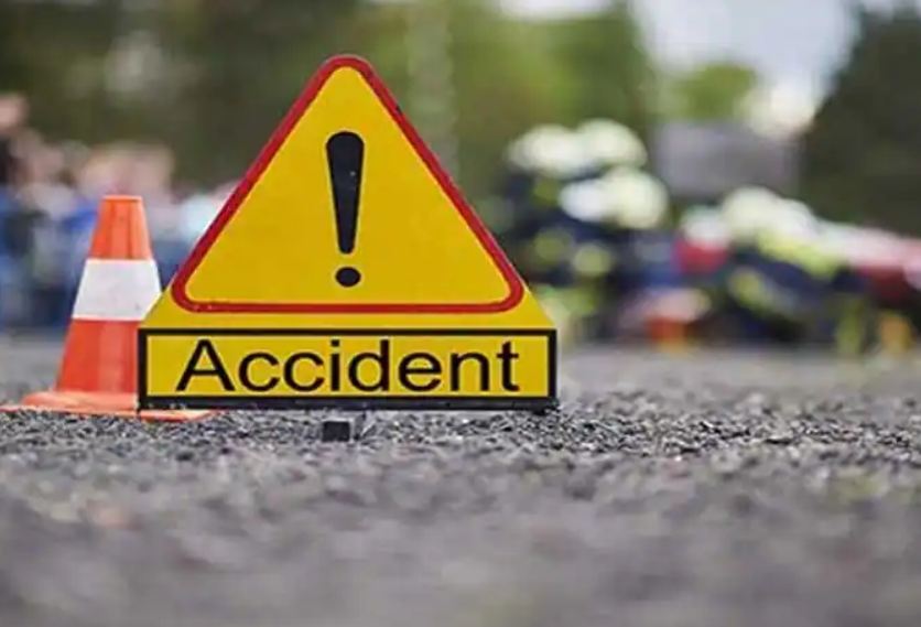 यूपी में दर्दनाक सड़क हादसा : लखीमपुर में कार पलटने से 5 लोगों की मौत, कई घायल