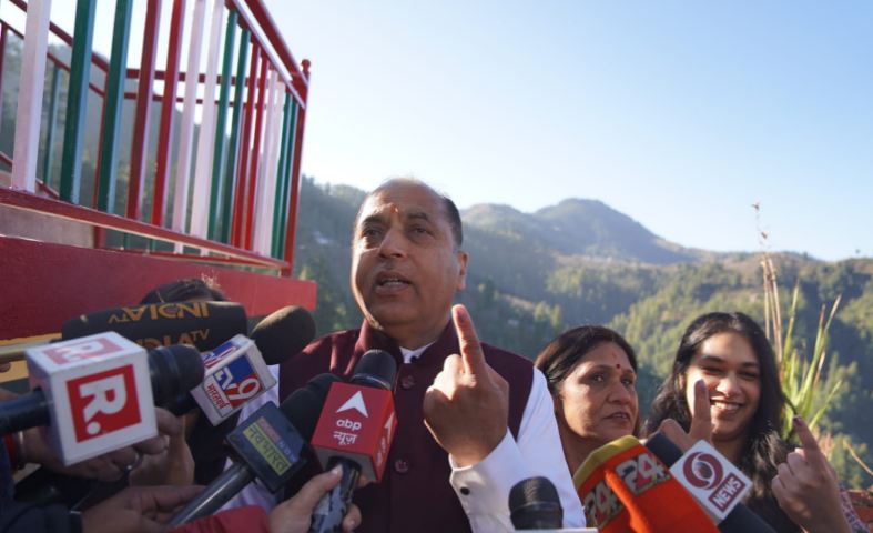 हिमाचल प्रदेश में मतदान जारी : वोट डालने के बाद बोले सीएम ठाकुर – ‘जीत हमारी होगी’