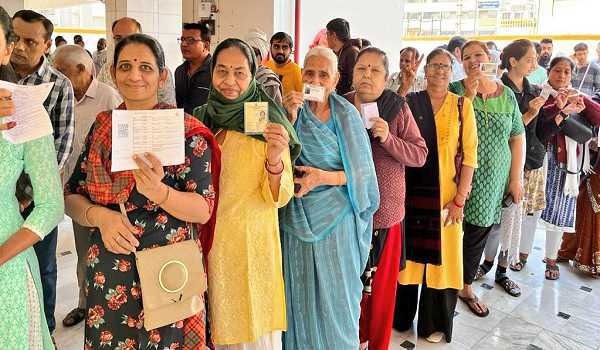गुजरात में पहले चरण की 89 सीटों पर मतदान जारी, रिवाबा जडेजा समेत कई दिग्गजों ने डाला वोट