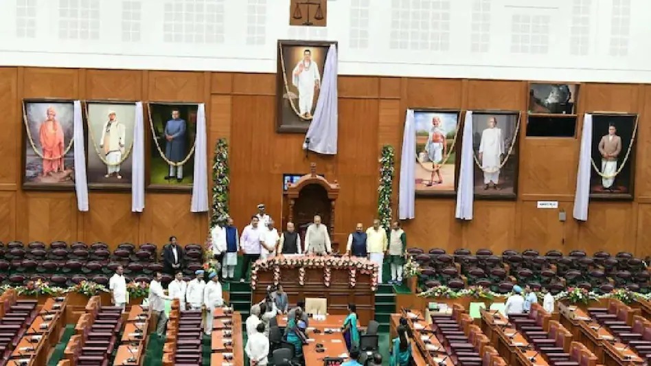 कर्नाटक विधानसभा में सावरकर की तस्वीर पर हंगामा, भाजपा ने कांग्रेस से पूछा- क्या दाऊद की फोटो लगाएं?