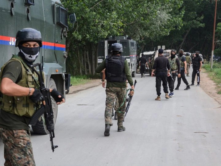 जम्मू कश्मीर : शोपियां में आतंकियों और सुरक्षाबलों में मुठभेड़, लश्कर के तीन आतंकवादी ढेर