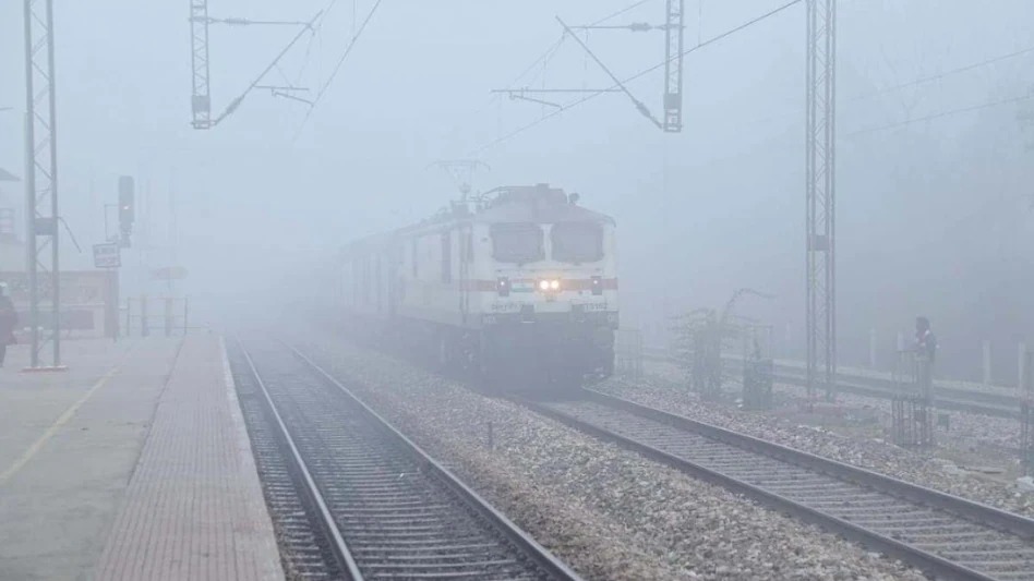 उत्तर भारत में बढ़ी शीतलहर, छाया घना कोहरा, कई घंटों की देरी से चल रही है ये 21 ट्रेनें
