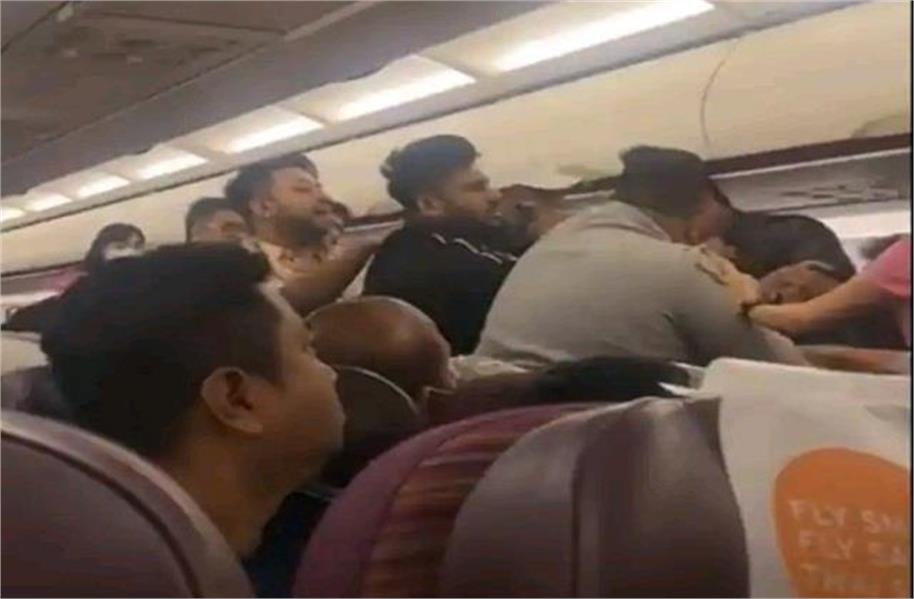 बैंकॉक से कोलकाता आ रही फ्लाइट में यात्रियों के बीच जमकर हुई हाथापाई…Video Viral