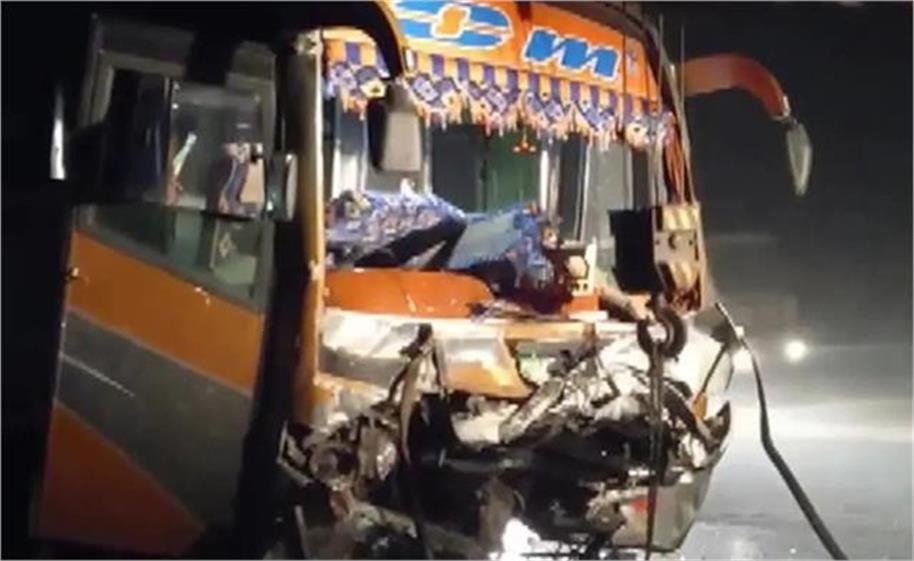 गुजरात में बड़ा हादसा : बस ड्राइवर को आया हार्ट अटैक, SUV को मारी टक्कर नौ की मौत 30 से ज्यादा घायल