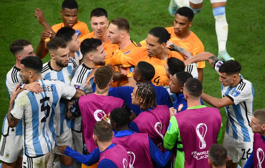 फीफा विश्व कप : मैच के दौरान भिड़ंत को लेकर अर्जेंटीना व नीदरलैंड़स के खिलाफ अनुशासनात्मक काररवाई की तैयारी