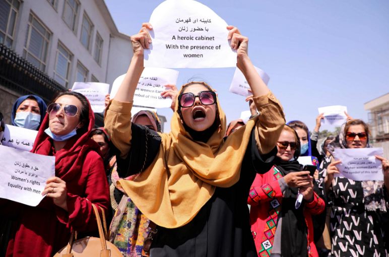 तालिबान सरकार का एक और फरमान – अब महिलाओं के घरेलू, विदेशी एनजीओ में काम करने पर पाबंदी