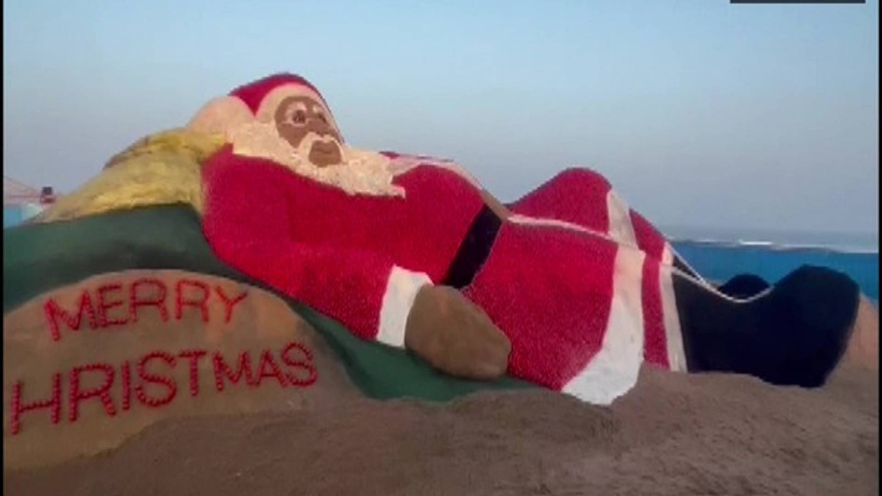 सैंड आर्टिस्ट ने खास अंदाज में दी क्रिसमस की बधाई, रेत पर बनाई 27 फीट ऊंची सांता क्लॉज की शानदार पेंटिंग