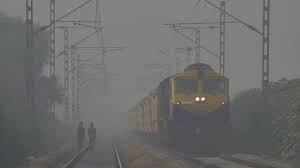 कोहरे के चलते थमा ट्रेनों का पहिया, राजधानी और गरीब रथ घंटों लेट, 306 गाड़ियां रद्द