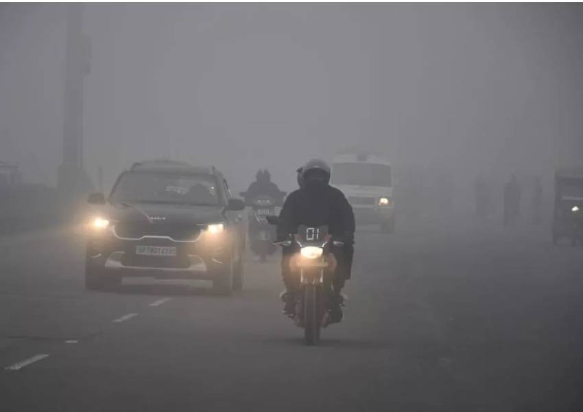 UP Weather Update: यूपी में कड़ाके की ठंड जारी, बार‍िश के बाद मौसम बदलने के आसार