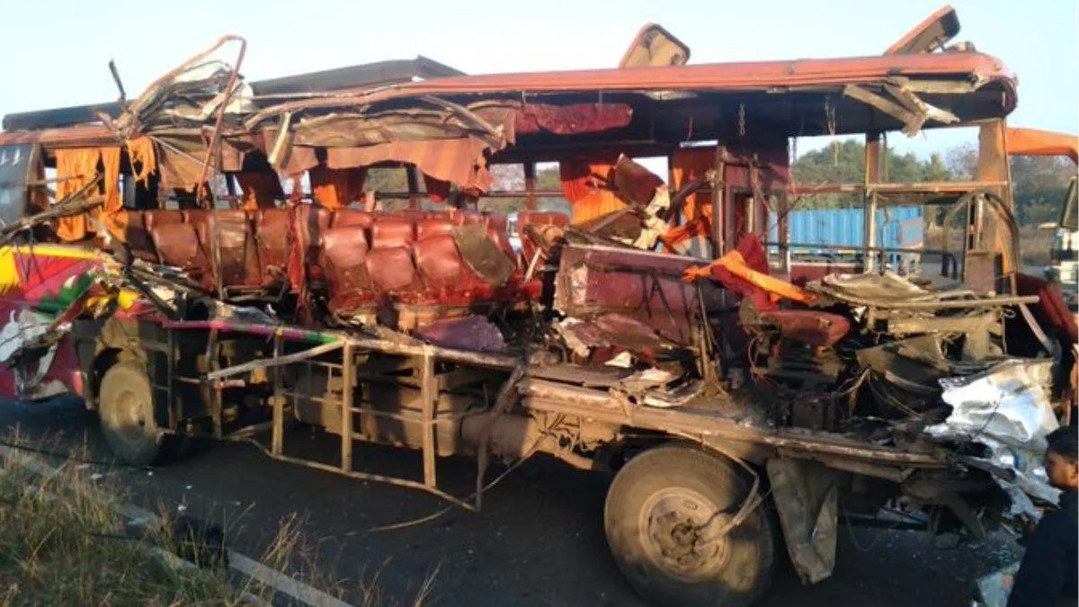 महाराष्ट्र : टूरिस्ट बस की नासिक-शिर्डी हाईवे पर ट्रक से हुई टक्कर, हादसे में 10 की मौत, 35 घायल