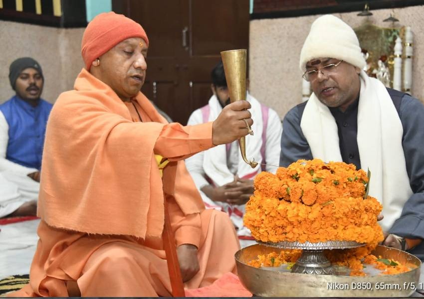 सीएम योगी ने गोरखनाथ मंदिर में किया रुद्राभिषेक, जनता दर्शन में सुनी लोगों की फरियाद