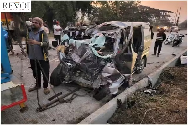 महाराष्ट्र में भीषण हादसा: मुंबई-गोवा राजमार्ग पर ट्रक-कार की टक्कर में नौ लोगों की मौत