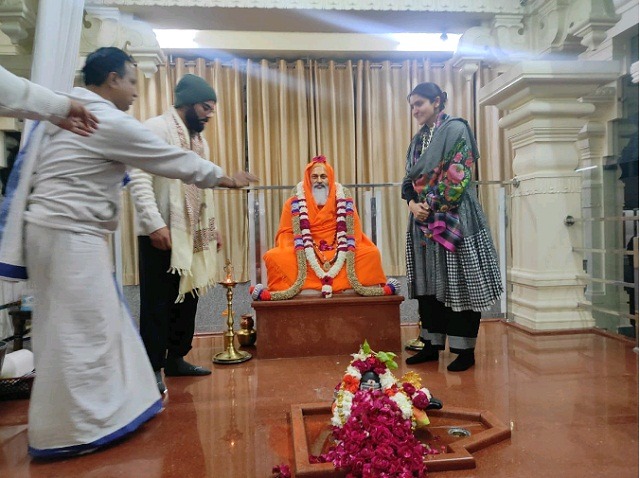 पत्नी अनुष्का संग ऋषिकेश में PM मोदी के गुरु के आश्रम में पहुंचे कोहली, मां गगा का लिया आशीर्वाद