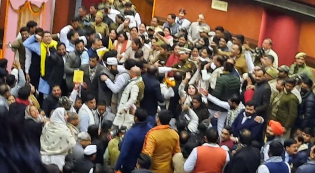 दिल्ली में मेयर पद का चुनाव टला, ‘आप’ और भाजपा पार्षदों के बीच हंगामे के बाद एमसीडी की बैठक स्थगित