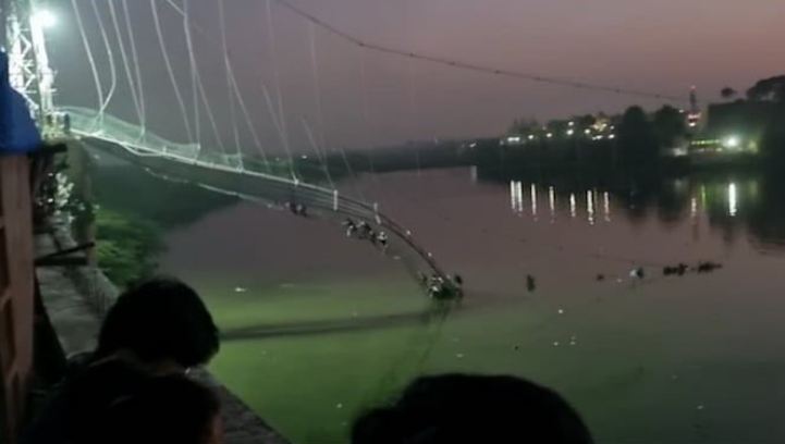गुजरात : मोरबी पुल हादसे में 1,262 पन्नों की चार्जशीट दाखिल, ओरेवा ग्रुप के मालिक का नाम शामिल
