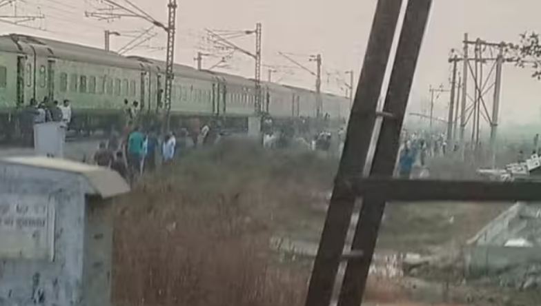 मिर्जापुर में टला ट्रेन हादसा, क्रेन से टकराई राजधानी एक्सप्रेस, हावड़ा-नई दिल्ली रूट पर परिचालन ठप