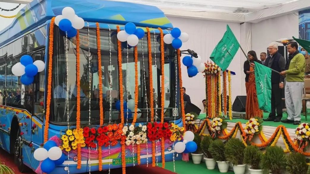 दिल्लीवासियों को एसी इलेक्ट्रिक बसों का तोहफा, सीएम अरविंद केजरीवाल ने राजघाट डिपो से दिखाई हरी झंडी